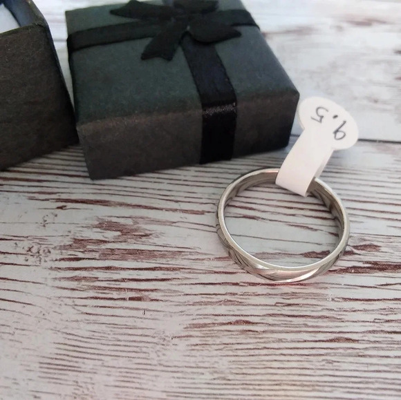 NIB Size 9.5 Minimalist Silver-Tone Stainless Steel Ring - Picture 2 of 6